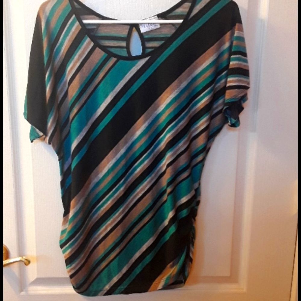 🩷💚💛 Lavish Super Cute Top! Super Smooth Material.